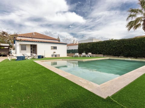 Grass, Garden, Lawn, Artificial Turf, Backyard, Swimming Pool, Estate, Yard, Landscaping, Courtyard