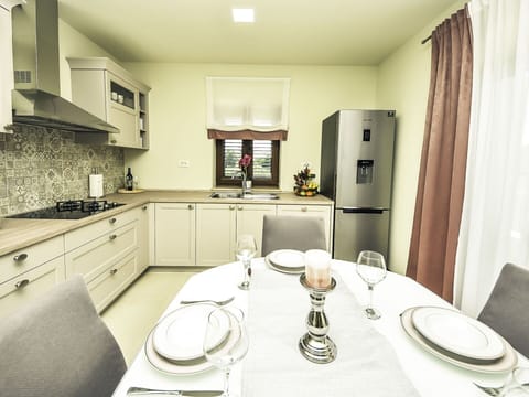 Water, Plant, Building, Daytime, Property, Sky, Swimming Pool, Azure, Tree, Body Of Water