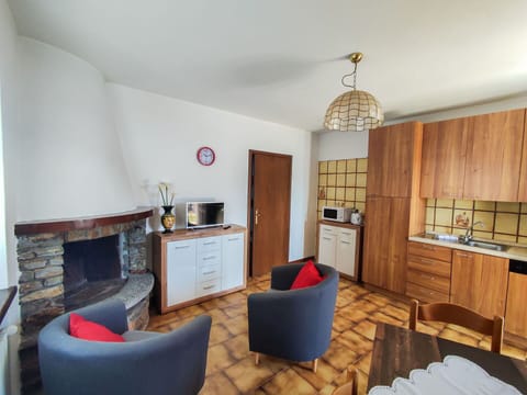 Water, Plant, Building, Daytime, Property, Sky, Swimming Pool, Azure, Tree, Body Of Water