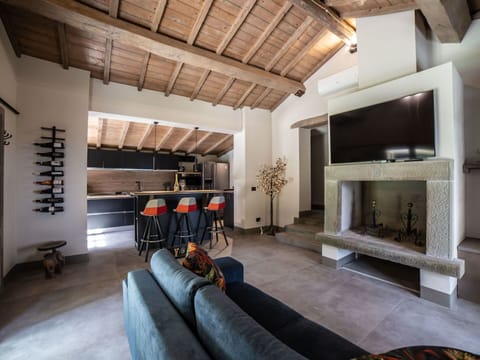 Property, Couch, Building, Interior Design, Flooring, Floor, Living Room, Wood, Comfort, Real Estate