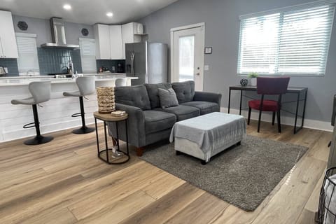 This 1 bed/1bath 2nd floor walk up is minutes from Downtown St Pete