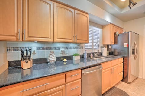 Full Kitchen | Fridge w/ Ice maker