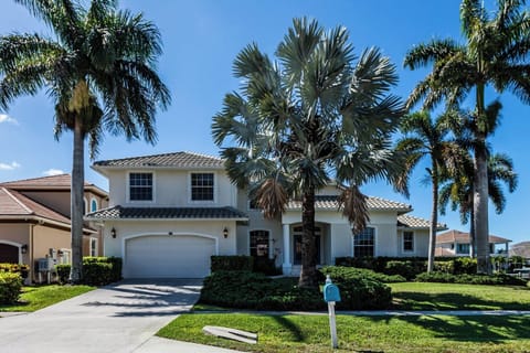 Welcome to 475 Clifton Ct