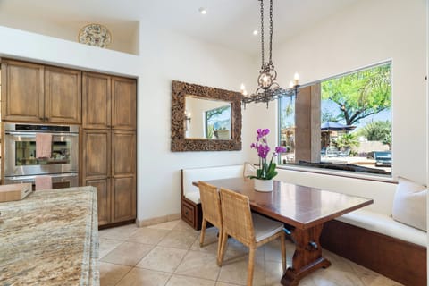 Comfortable banco seating for the family.