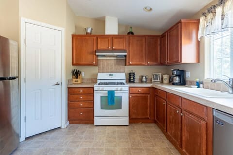 full kitchen amenities