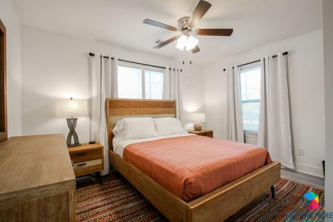 Bedroom 1 | Queen Bed