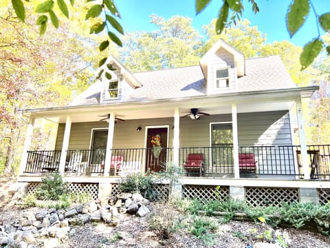 Cabin on 2 private acres 
No crazy roads
5 miles to Dollywood
3 mi to Parkway