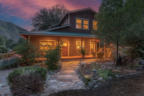 The Heartstone House is a custom built mountain retreat 8 miles from Yosemite.