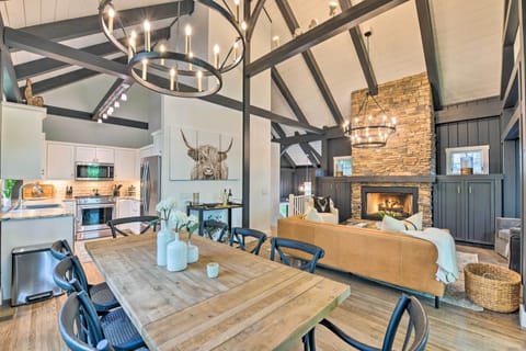 Dining Area | Dishware & Flatware Provided