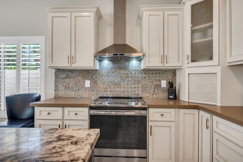 Granite eating island and Quartz counter tops.