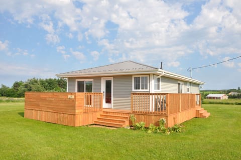 Newly renovated quiet location 10-15 min walk from incredible beach