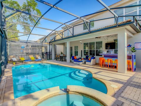 Welcome To The Southern Isles! Full of Fun & Relaxation w/an Outdoor Oasis that is South-Facing And Private.