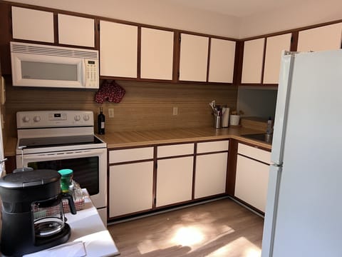 Kitchen with Fridge/Freezer, Dishwasher, Garbage Disposal, Oven & Microwave