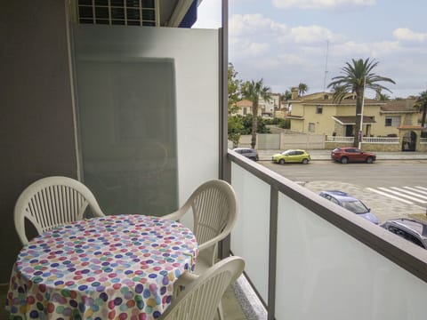Furniture, Property, Table, Building, Chair, Sky, Cloud, Shade, Interior Design, Tablecloth