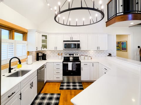 Cooking in this beautiful and modern kitchen will be a pleasure