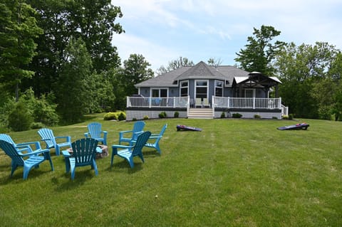 Carnegie Bay Cottage.  Plenty of space to play.