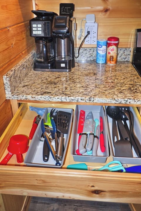 Dual coffee maker. Drip and K cup