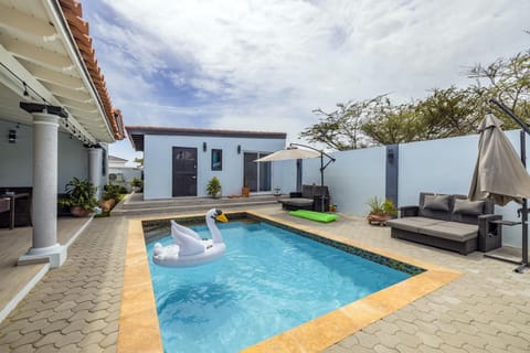 This pool is ideal for cooling off. While you relax on the covered patio, you can keep an eye on your children as they swim.