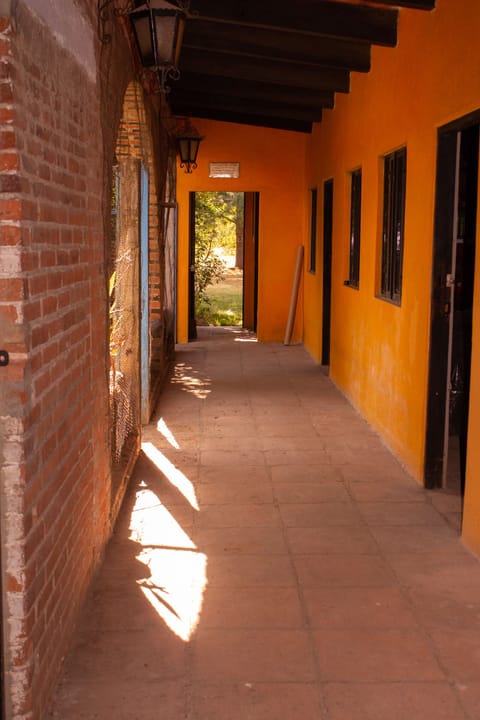 Pasillo con salida al jardín trasero al fondo