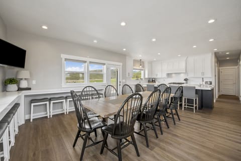 Persimmon Hill-Dining table