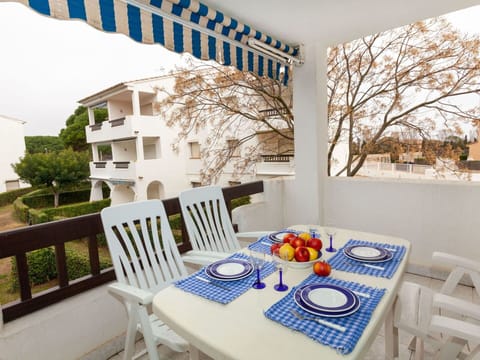 Table, Property, Furniture, Window, White, Building, Product, Plant, Blue, Chair