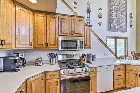 Fully Equipped Kitchen | Keurig & Drip Coffee Makers