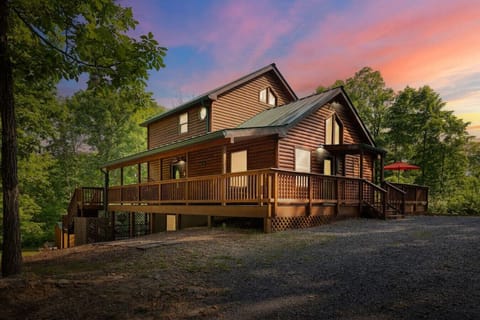 Steps to river and hiking fun, close to the National Park and National Forest, and close to the caverns, a stay at the cabin is sure to be memorable