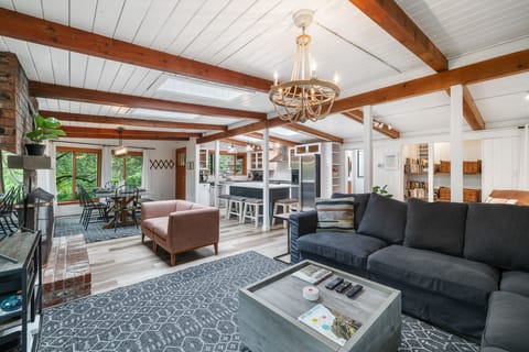 Open Floor Plan Living, Dining and Kitchen 