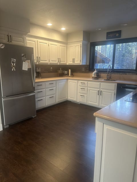 Fully equipped with all the pots, pans & cooking appliances you could want !