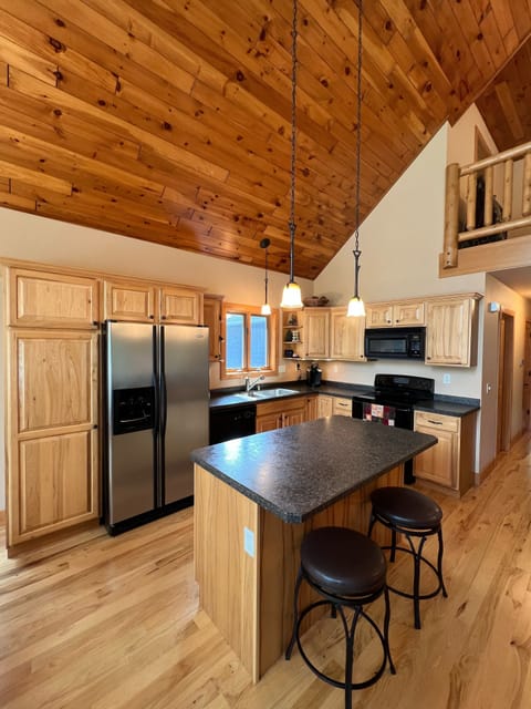 Kitchen With Island & Plenty of Cabinets