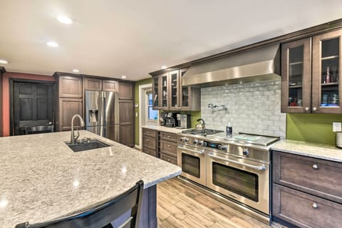 Full Kitchen | Gas Cooktop | Double Oven | Fridge w/ Ice Maker | Dishwasher