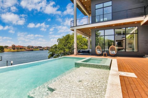Enjoy the private pool overlooking the constant level Lake LBJ!