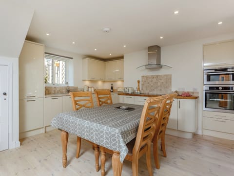 Kitchen/diner | Willow Cottage - Courtyard Cottages, Inverness