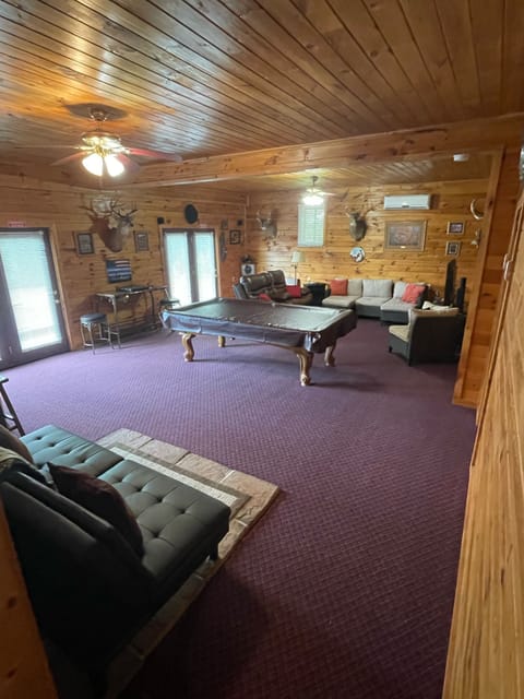 Huge gameroom Big TV, Wii system, pool table, arcade game futon rollaway bed+++