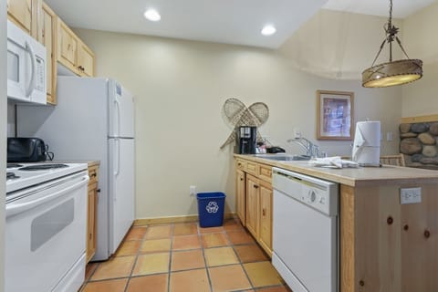 Flooring, Room, Indoors, Floor, Kitchen