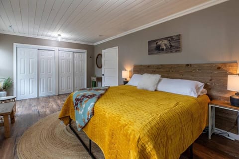 Indulge in comfort at our Airbnb retreat with a luxurious King bed. Beat the heat with an efficient air conditioning system for a refreshing stay. Discover ultimate relaxation with our thoughtfully designed room