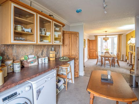 Kitchen area | Galeri Harlech Townhouse, Harlech