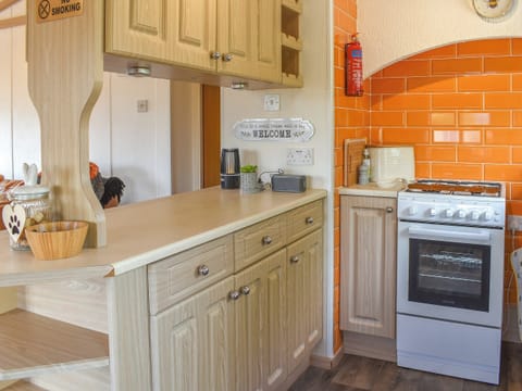Kitchen | Y Nyth Yn Bwthyn Coed Gellyg, Dinas Dinlle, near Caernarfon