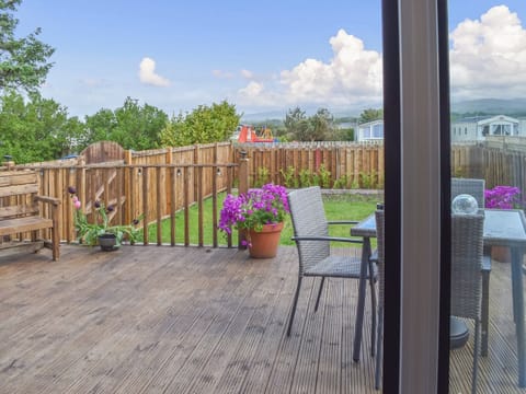 Sitting-out-area | Y Nyth Yn Bwthyn Coed Gellyg, Dinas Dinlle, near Caernarfon