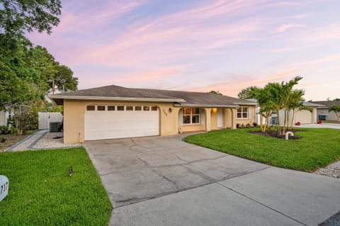 Welcome to Honey Glow Bungalow - Your dream Sunny Sarasota getaway!