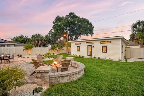 That's right! More sleeping room in the Guest house! This 1 Bed, 1 Bath house is perfect for an extra room!