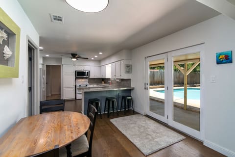 door alarm above door to turn on and off