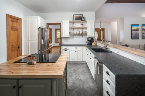 Full Kitchen will all the needed kitchen tools, appliances, and amenities.