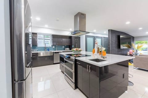 Beautiful kitchen connected to the rest of the living room.