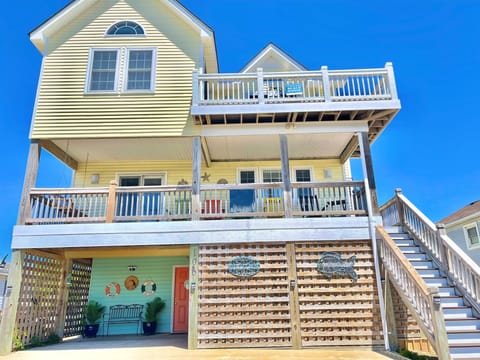 Front view of Sea La Vie, a 3 level house with numerous covered seating areas