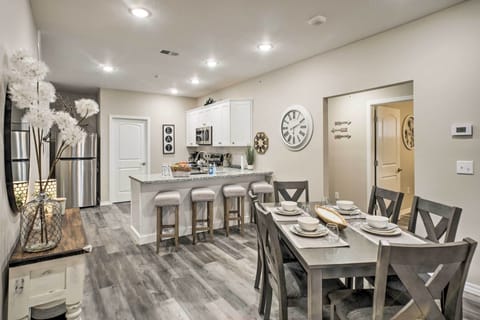 Dining Area | Dishware & Flatware Provided | Breakfast Bar