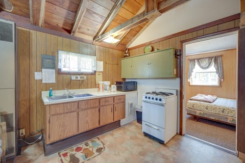 Kitchen | Cooking Basics | Dishware & Flatware | Trash Bags | Paper Towels