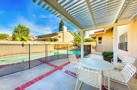 Great for Family's Disneyland Close  5 Bedrooms, 3 Baths, Sleeps 12 Pool Home House in Villa Park