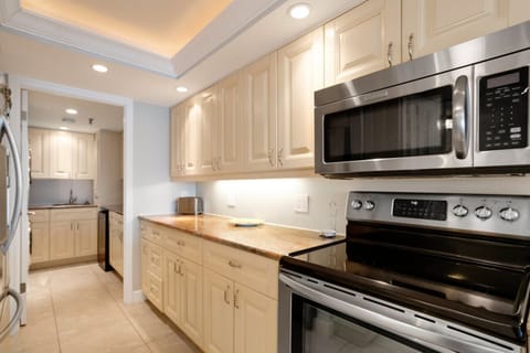 Shores of Madeira 504 Kitchen