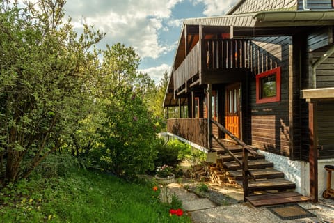 Du liebst die Natur? Unser Blockhaus steht mitten drin. Unzählige Wanderwege locken unmittelbar vor der Haustür.